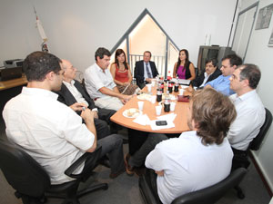 Representantes de cuatro entidades de administradores reunidos con Juan Manuel Gallo y Gabriela Pilar Saldivia en la sede de Defensa del Consumidor.