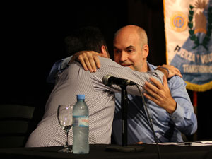 Víctor Santa María y Horacio Larreta se funden en un abrazo luego de las disertaciones.
