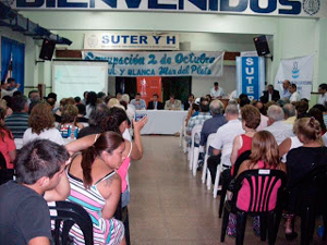 Acto durante el cual se firm un convenio de cooperacin entre Vctor Santa Mara y Alejandro Collia.