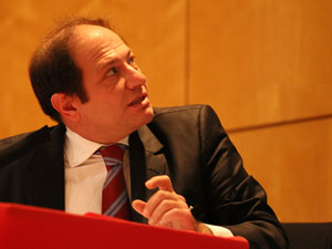 Dr. Jorge Resqui Pizarro.