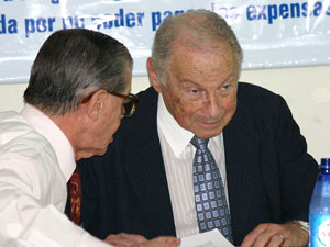 El Dr. Marcos Bergenfeld en el curso de una conferencia de prensa en diciembre de 2006.