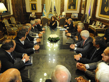 El pasado 16, la presidenta Cristina Fernández recibió en su despacho de Casa de Gobierno a dirigentes gremiales y empresariales que alcanzaron acuerdos salariales.