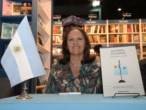 Yolanda Delgado en el stand de Editorial Dunken en la Feria del Libro.