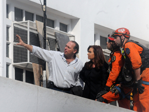 La presidenta Cristina Fernndez escucha el informe de su secretario de Seguridad, Sergio Berni, durante su recorrida por el lugar de la tragedia el 7 de agosto.