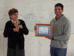 El Sr. Javier Losada (RECOP) recibi una distincin de manos de Ana Mara Huertas.