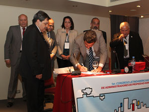 El Dr. Juan Manuel Acosta y Lara (AIERH) firma el acuerdo para la creacin de la CAAC bajo la mirada de sus compaeros.