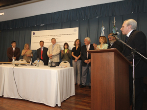 El Dr. Daniel Luna abri con sus palabras el homenaje al Dr. Jorge Alterini. De pie los disertantes de las jornadas.