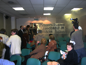 El 6 de septiembre de 2006 un grupo de desconocidos arrojando bombas de humo y desplegando carteles disolvieron una reunin organizada por la FAC en la Universidad  de Ciencias Empresariales y Sociales.