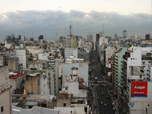 Vista de la Av. Corrientes desde Av. Callao hacia el Obelisco.