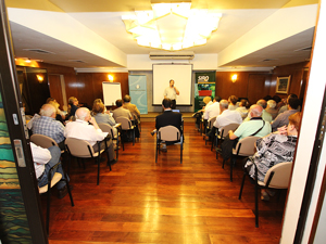 Adrián Hilarza abrió el evento frente a una sala casi colmada en el Hotel .