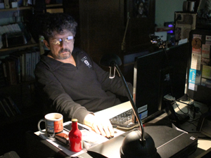 Claudio García de Rivas, director de Pequeñas Noticias, trabajando en la redacción del medio.