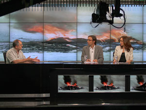 El Adm. Adrián Hilarza con los conductores Emanuel Respighi y Verónica Rosales en "Miradas especiales".