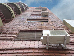 Los aires acondicionados no podrán estar en la planta baja ni sobresalir más de 30 cm. de la fachada.