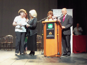 Ana Mara Huertas recibe su distincin durante el acto que se realiz en el Teatro Coliseo Podest de ciudad de La Plata en la provincia de Buenos Aires.