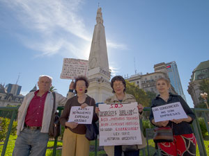 Teresa Villanueva junto a vecinos de la ciudad reclaman participacin en paritarias frente a la Pirmide de Mayo.