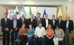 Los representantes de las entidades de administradores asistentes a la VI reunin de la UITEC. En el centro Vctor Santa Mara, titular del SUTERH.