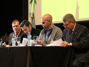 Víctor Santa María y los tres representantes del Gobierno porteño firman el acuerdo.