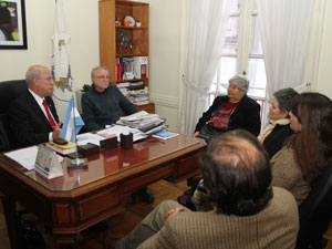 Un grupo de abogados presenta a Edgardo Form y su asesor el proyecto para resolver en esta ciudad la representación de los consorcistas.