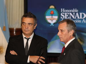 Eugenio "Nito" Artaza, senador nacional,  y Andrés Pozzo, presidente de FACARA, mientras presentaban en el Congreso un proyecto de ley para regular la instalación y mantenimiento de los ascensores en todo el país.
