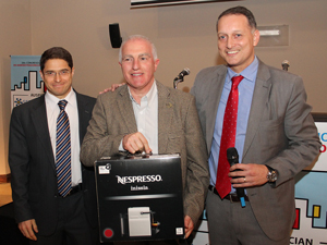 El Adm. Daniel Defrancesco, ganador del 1º premio, junto a Marcelo Cremona (Izq.) y Daniel Rodas, ejecutivos del Banco Roela.