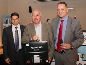 El Adm. Daniel Defrancesco, ganador del 1 premio, junto a Marcelo Cremona (Izq.) y Daniel Rodas, ejecutivos del Banco Roela.