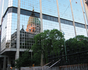 El Congreso de la Nación reflejado en el edificio Anexo.