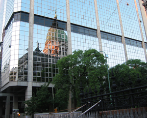 El Congreso de la Nacin reflejado en el edificio Anexo.