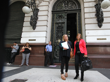 La gestora Lisa Narvaez (Izq.) y la Adm. Norma Beatriz Gianni minutos despus de presentar sus reclamos en el Gobierno porteo.