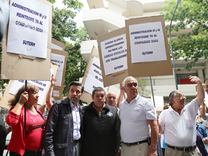 Vctor Santa Mara, Oscar Sosa y Osvaldo Bacigalupo frente al consorcio de Riobamba al 800.