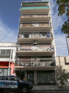 La onda expansiva se extendi a todo el edificio, afectando puertas y ventanas.