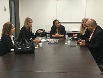 La diputada Valeria Amendolara (Izq. al fondo) recibe de Ariel Coppari y Cecilia Njera (Der.) el proyecto de colegiatura.