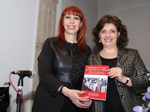 Diana Sevitz y Liliana Corzo minutos antes de comenzar su disertacin en el evento de Banco Roela.