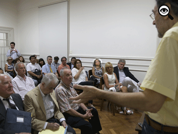 En la sala -salvo un par de excepciones- estn presentes la totalidad de las entidades de consorcistas y cuatro de administradores.