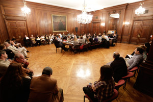 Los vecinos se acercaron a la mesa de deliberaciones para hacer conocer su opinin sobre la Ley Muoz.