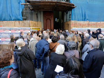 Los manifestantes bloquearon la puerta de la Legislatura