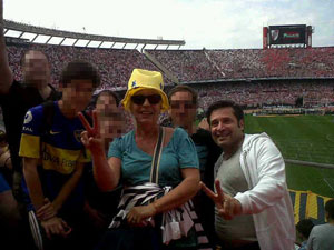 Silvia Gottero y Víctor Santa María en la cancha de River. Julio de 2015.